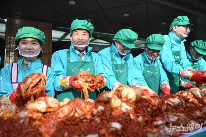 (왼쪽 두 번째)함영주 하나금융그룹 회장과 (오른쪽 네 번째)이승열 하나금융나눔재단 이사장을 비롯한 임직원들이 10일 오전 서울 중구 하나금융그룹 앞에서 열린 '2025년 모두하나데이' 사랑의 김장나눔에서 김장을 하고 있다. 사진=강민석 기자 kms@newsway.co.kr