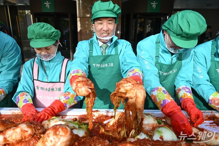 (왼쪽 두 번째)함영주 하나금융그룹 회장과 (오른쪽 첫 번째)이승열 하나금융나눔재단 이사장을 비롯한 임직원들이 10일 오전 서울 중구 하나금융그룹 앞에서 열린 '2025년 모두하나데이' 사랑의 김장나눔에서 김장을 하고 있다. 사진=강민석 기자 kms@newsway.co.kr