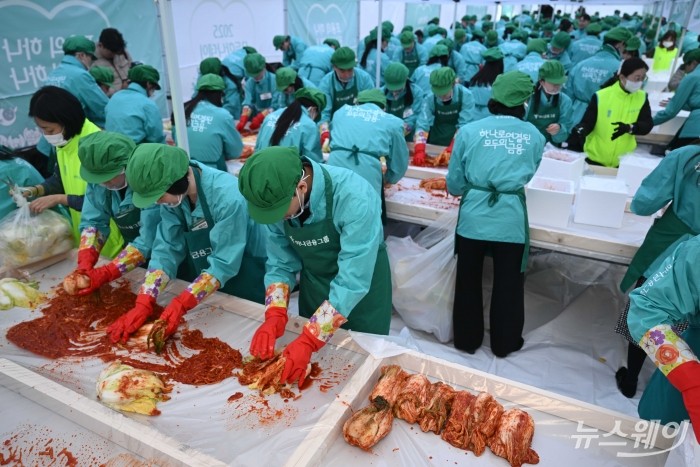 하나금융그룹 임직원들이 10일 오전 서울 중구 하나금융그룹 앞에서 열린 '2025년 모두하나데이' 사랑의 김장나눔에서 김장을 하고 있다. 사진=강민석 기자 kms@newsway.co.kr