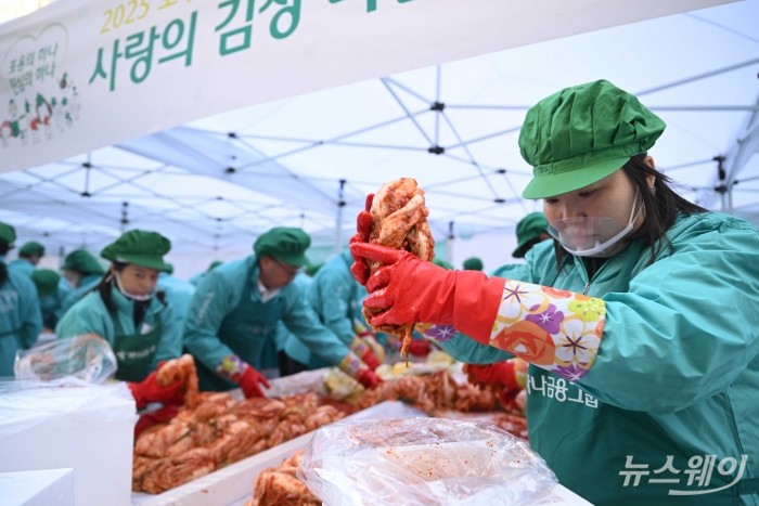 하나금융그룹 임직원들이 10일 오전 서울 중구 하나금융그룹 앞에서 열린 '2025년 모두하나데이' 사랑의 김장나눔에서 김장을 하고 있다. 사진=강민석 기자 kms@newsway.co.kr