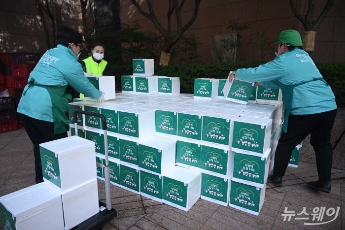 하나금융그룹 임직원들이 10일 오전 서울 중구 하나금융그룹 앞에서 열린 '2025년 모두하나데이' 사랑의 김장나눔에서 완성된 김장을 포장한 뒤 어려운 이웃에게 전해주기 위해 옮기고 있다. 사진=강민석 기자 kms@newsway.co.kr