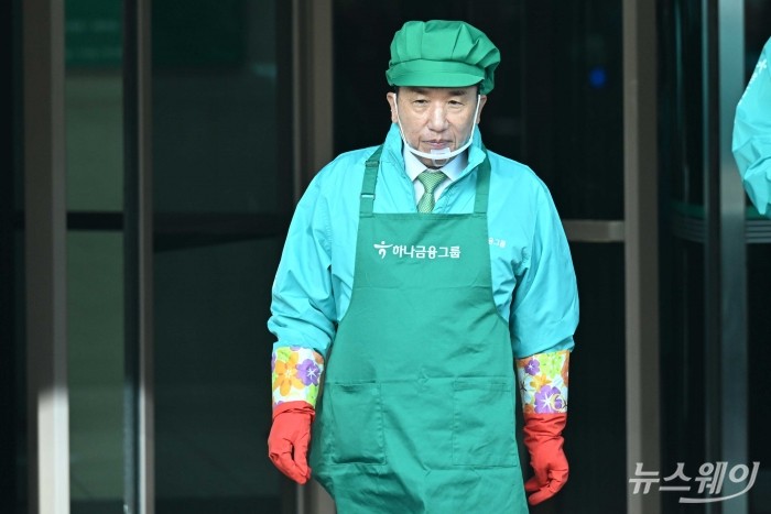 함영주 하나금융그룹 회장이 10일 오전 서울 중구 하나금융그룹 앞에서 열린 '2025년 모두하나데이' 사랑의 김장나눔에서 김장을 하기 위해 이동하고 있다. 사진=강민석 기자 kms@newsway.co.kr