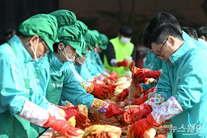 하나금융그룹 임직원들이 10일 오전 서울 중구 하나금융그룹 앞에서 열린 '2025년 모두하나데이' 사랑의 김장나눔에서 김장을 하고 있다. 사진=강민석 기자 kms@newsway.co.kr