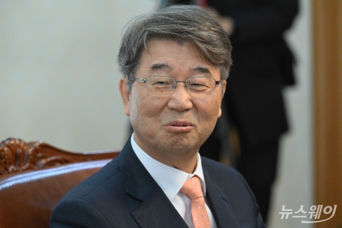 김지형 경제사회노동위원회 위원장이 11일 오전 서울 마포구 한국경영자총협회를 방문해 손경식 한국경영자총협회장과 면담을 하고 있다. 사진=강민석 기자 kms@newsway.co.kr