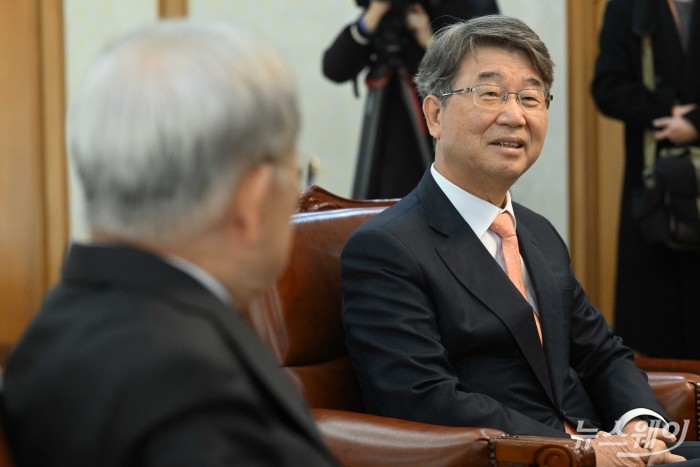 김지형 경제사회노동위원회 위원장이 11일 오전 서울 마포구 한국경영자총협회를 방문해 손경식 한국경영자총협회장과 면담을 하고 있다. 사진=강민석 기자 kms@newsway.co.kr