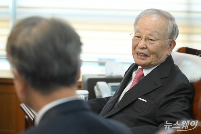 손경식 한국경영자총협회장이 11일 오전 서울 마포구 한국경영자총협회를 내방한 김지형 경제사회노동위원회 위원장과 환담을 하던 중 미소를 짓고 있다. 사진=강민석 기자 kms@newsway.co.kr