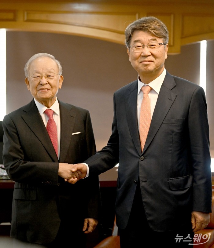 (왼쪽)손경식 한국경영자총협회장이 11일 오전 서울 마포구 한국경영자총협회를 내방한 김지형 경제사회노동위원회 위원장과 환담을 하기 앞서 악수를 하고 있다. 사진=강민석 기자 kms@newsway.co.kr