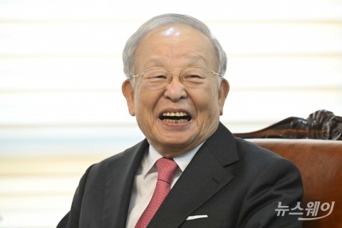 김지형 경사노위원장 환담 중 미소 짓는 손경식 경총 회장