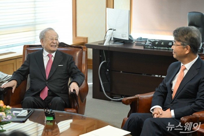 (왼쪽)손경식 한국경영자총협회장이 11일 오전 서울 마포구 한국경영자총협회를 내방한 김영훈 신임 김지형 경제사회노동위원회 위원장과 환담을 하던 중 미소를 짓고 있다. 사진=강민석 기자 kms@newsway.co.kr