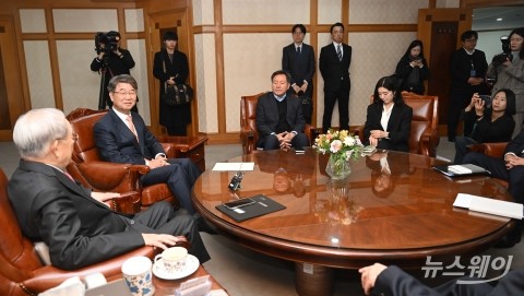 김지형 경사노위 위원장, 손경식 경총 회장에 &quot;사회적대화 복원 협력 요청&quot;