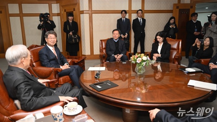 김지형 경제사회노동위원회 위원장이 11일 오전 서울 마포구 한국경영자총협회를 방문해 손경식 한국경영자총협회장과 면담을 하고 있다. 사진=강민석 기자 kms@newsway.co.kr