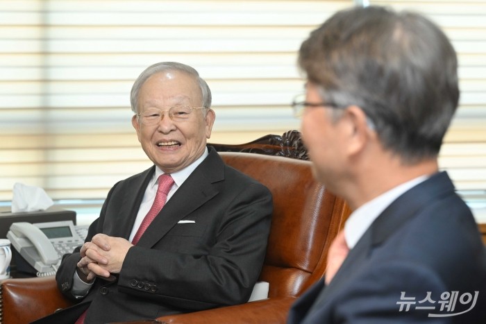 손경식 한국경영자총협회장이 11일 오전 서울 마포구 한국경영자총협회를 내방한 김지형 경제사회노동위원회 위원장과 환담을 하던 중 미소를 짓고 있다. 사진=강민석 기자 kms@newsway.co.kr