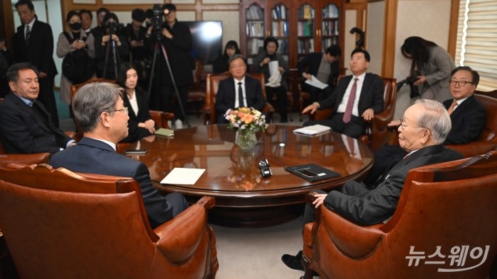 (오른쪽)손경식 한국경영자총협회장이 11일 오전 서울 마포구 한국경영자총협회를 내방한 김지형 경제사회노동위원회 위원장과 환담을 하고 있다. 사진=강민석 기자 kms@newsway.co.kr