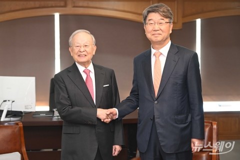 '노동 현안' 논의 앞서 악수 나누는 손경식 경총 회장·김지형 경사노위원장