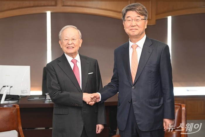 (오른쪽)손경식 한국경영자총협회장이 11일 오전 서울 마포구 한국경영자총협회를 내방한 김지형 경제사회노동위원회 위원장과 환담을 하기 앞서 악수를 하고 있다. 사진=강민석 기자 kms@newsway.co.kr