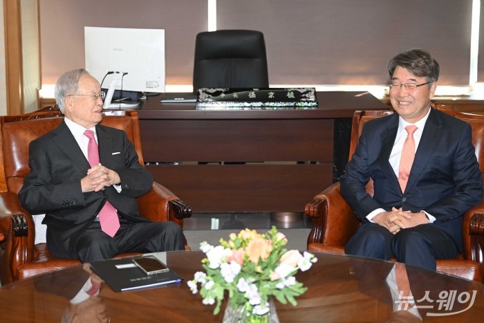 (오른쪽)손경식 한국경영자총협회장이 11일 오전 서울 마포구 한국경영자총협회를 내방한 김지형 경제사회노동위원회 위원장과 환담을 하고 있다. 사진=강민석 기자 kms@newsway.co.kr