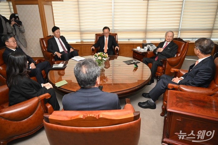 손경식 한국경영자총협회장이 11일 오전 서울 마포구 한국경영자총협회를 내방한 김지형 경제사회노동위원회 위원장과 환담을 하고 있다. 사진=강민석 기자 kms@newsway.co.kr