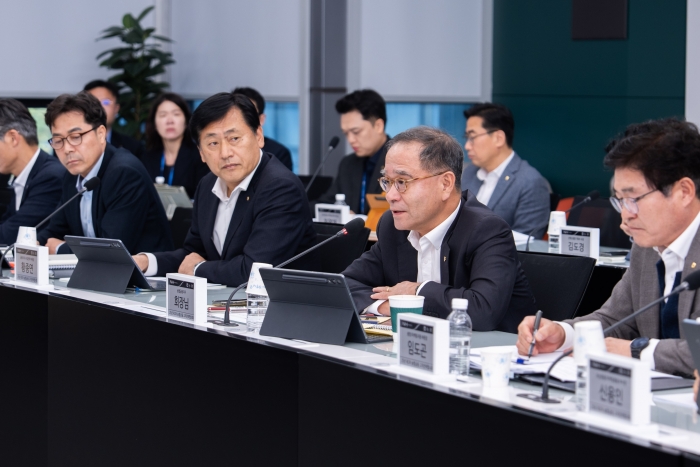 NH농협금융은 10일, 서울 서대문구 본사에서 지주 및 자회사 고객전략 담당 임직원 60여 명이 참석한 가운데「2025년 제3차 농협금융 고객전략협의회」를 개최했다. 이찬우 회장(앞줄 오른쪽에서 두 번째)이 회의를 주재하고 있다. (사진= NH농협금융)