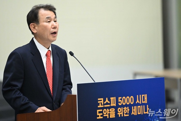 정은보 한국거래소 이사장이 11일 오후 서울 여의도 한국거래소에서 열린 코스피 5000 시대 도약을 위한 세미나에서 개회사를 하고 있다. 사진=강민석 기자 kms@newsway.co.kr
