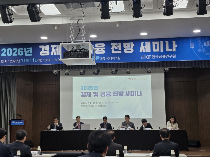 박석길 JP모건 본부장, 박창현 한국은행 조사총괄팀장, 조성중 기획재정부 경제분석과장, 현지은 금융위원회 사무관이 11일 서울 명동 은행회관에서 열린 '2026년 경제전망 세미나'에서 토론을 하고 있다. 사진=박경보 기자