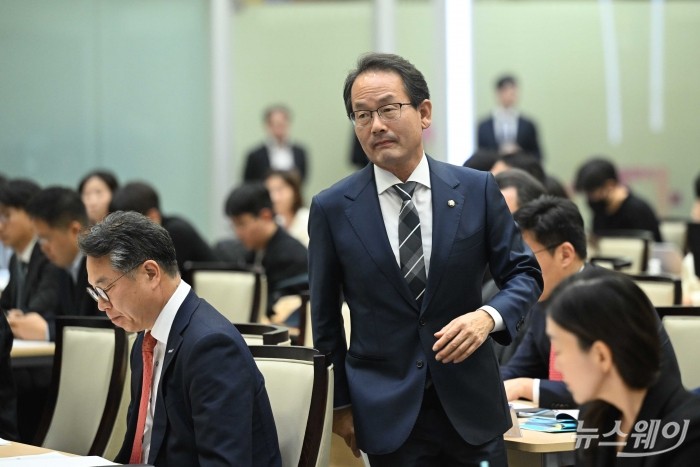 국회 정무위원회 간사를 맡고 강준현 더불어민주당 의원이 11일 오후 서울 여의도 한국거래소에서 열린 코스피 5000 시대 도약을 위한 세미나에서 축사를 하기 위해 연단으로 향하고 있다. 사진=강민석 기자 kms@newsway.co.kr