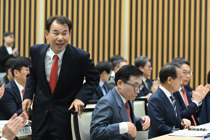 정은보 한국거래소 이사장이 11일 오후 서울 여의도 한국거래소에서 열린 코스피 5000 시대 도약을 위한 세미나에서 개회사를 하기 위해 연단에 향하고 있다. 사진=강민석 기자 kms@newsway.co.kr