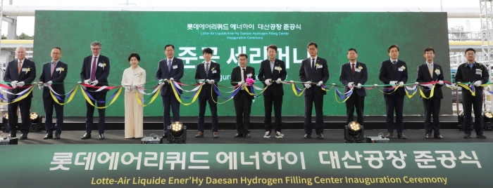 (왼쪽 세 번째부터) 로니 찰머스 에어리퀴드 아시아태평양 총괄대표, 김소미 에너하이 대표, 이영준 롯데케미칼 총괄대표, 안세창 기후에너지환경부 실장, 전형식 충청남도 정무부지사, 홍순광 서산시 부시장. 사진=롯데케미칼 제공