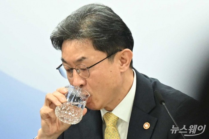 이억원 금융위원장이 12일 오전 서울 종로구 정부서울청사에서 열린 금융위 기자간담회에서 발표를 하던 중 물을 마시고 있다. 사진=강민석 기자 kms@newsway.co.kr