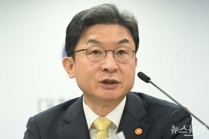 이억원 금융위원장이 12일 오전 서울 종로구 정부서울청사에서 열린 금융위 기자간담회에서 발표를 하고 있다. 사진=강민석 기자 kms@newsway.co.kr