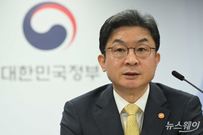 이억원 금융위원장이 12일 오전 서울 종로구 정부서울청사에서 열린 금융위 기자간담회에서 발표를 하고 있다. 사진=강민석 기자 kms@newsway.co.kr