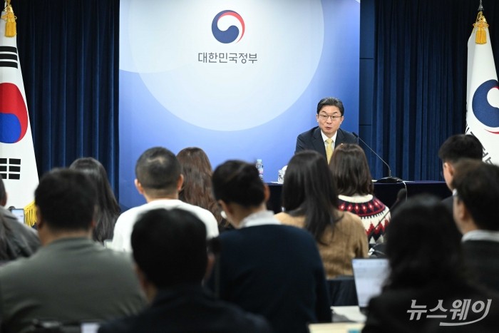 이억원 금융위원장이 12일 오전 서울 종로구 정부서울청사에서 열린 금융위 기자간담회에서 발표를 하고 있다. 사진=강민석 기자 kms@newsway.co.kr