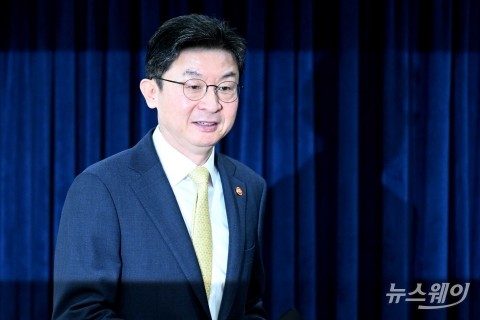 발표장 향하는 이억원 금융위원장