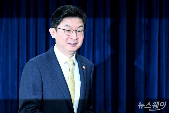 이억원 금융위원장이 12일 오전 서울 종로구 정부서울청사에서 열린 금융위 기자간담회에 참석하기 위해 연단으로 향하고 있다. 사진=강민석 기자 kms@newsway.co.kr