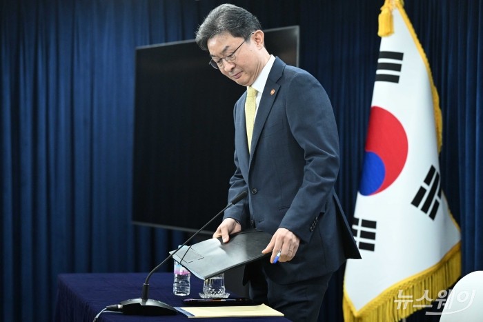 이억원 금융위원장이 12일 오전 서울 종로구 정부서울청사에서 열린 금융위 기자간담회에 참석하기 위해 연단에 오르고 있다. 사진=강민석 기자 kms@newsway.co.kr