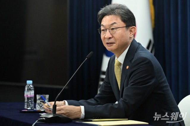 이억원 금융위원장 "징벌적 과징금·보수환수제 준비하겠다"