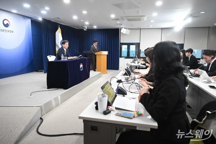 이억원 금융위원장이 12일 오전 서울 종로구 정부서울청사에서 열린 금융위 기자간담회에서 발표를 하고 있다. 사진=강민석 기자 kms@newsway.co.kr