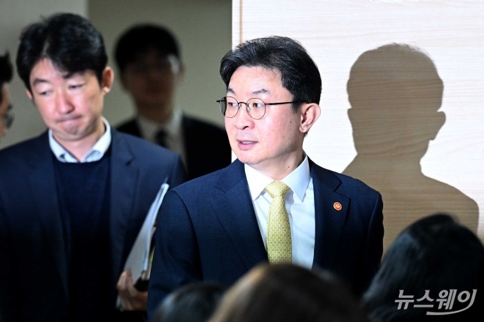 이억원 금융위원장이 12일 오전 서울 종로구 정부서울청사에서 열린 금융위 기자간담회에 참석하기 위해 연단에 향하고 있다. 사진=강민석 기자 kms@newsway.co.kr