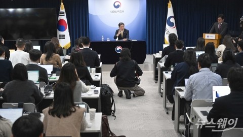 금융 세금 관련 발표하는 이억원 금융위원장