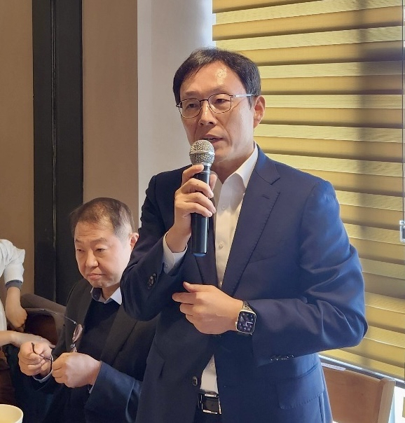 김규철 국토교통부 주택토지실장이 기자간담회에서 '10·15 주택대책 통계 왜곡' 논란과 관련한 답변을 하고 있다. (사진 왼쪽부터 김헌정 국토부 주택정책관, 김규철 국토부 주택토지실장) 사진=국토교통부