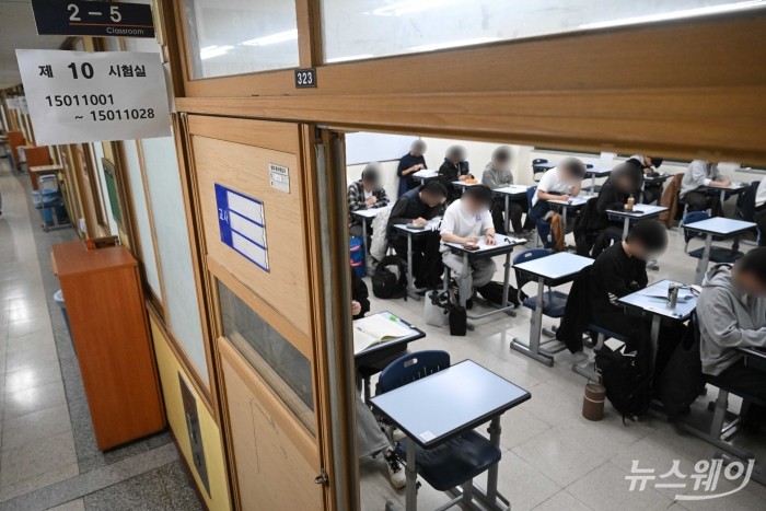 2026학년도 대학수학능력시험(수능)이 치러진 13일 오전 서울 종로구 경복고등학교에 마련된 고사장에서 수험생들이 시험을 준비하고 있다. 사진=강민석 기자 kms@newsway.co.kr