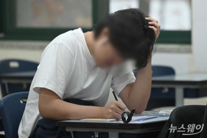 2026학년도 대학수학능력시험(수능)이 치러진 13일 오전 서울 종로구 경복고등학교에 마련된 고사장에서 수험생이 시험을 준비하고 있다. 사진=강민석 기자 kms@newsway.co.kr