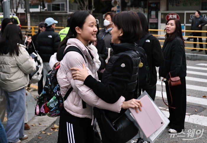 2026학년도 대학수학능력시험(수능)이 치러진 13일 오전 서울시교육청 제20시험지구 제3시험장인 서울 광진구 광남고에서 한 수험생이 입장을 앞두고 어머니와 포옹을 하고 있다. 사진=사진공동취재단