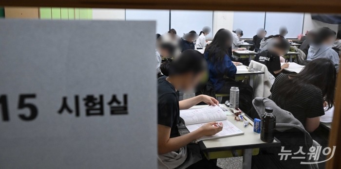 2026학년도 대학수학능력시험(수능)이 치러진 13일 오전 서울 광진구 광남고등학교에서 수험생들이 시험 시작을 기다리고 있다. 사진=사진공동취재단