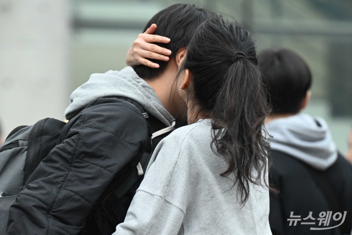 2026학년도 대학수학능력시험(수능)이 치러진 13일 오전 서울 종로구 경복고등학교에 마련된 고사장 정문에서 학부모와 수험생이 포옹을 나누고 있다. 사진=강민석 기자 kms@newsway.co.kr