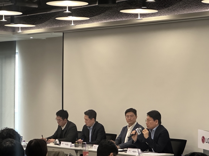이재원 LG유플러스 컨슈머부문장(부사장)이 답변하고 있다. 사진=강준혁 기자