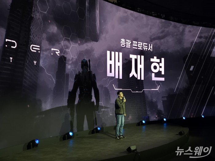 배재현 빅파이어게임즈 대표가 13일 오전 부산 벡스코에서 개최된 지스타 2025에서 신작 신더시티를 소개하고 있다. 사진=유선희 기자