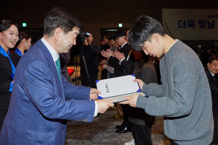 제 12기 운해장학생이 장학증서를 받고있다. 사진=SNT모티브 제공