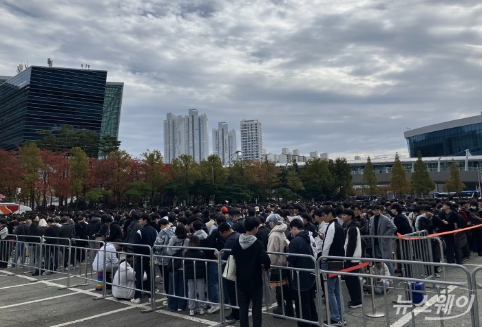 지스타 2025 전시를 관람하기 위한 관람객 입장 대기 줄. 사진=김세현 기자