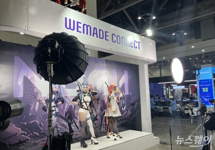 지스타 2025 위메이트커넥트 부스 앞 신작 '노아' 코스프레. 사진=김세현 기자