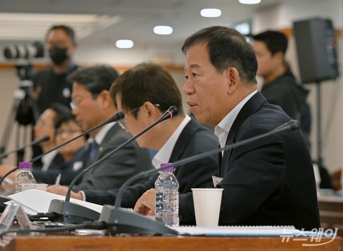 서유석 금융투자협회장이 13일 서울 영등포구 여의도 금융감독원에서 열린 '금융소비자보호 중심의 금융감독 전환을 위한 금융소비자보호 토론회: 금융투자상품 설계·판매 단계의 소비자보호 실효성 강화 방안'에서 축사를 하고 있다. 사진=이수길 기자 Leo2004@newsway.co.kr